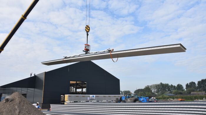 VIAVAC CladBoy: Eenvoudig sandwichpanelen plaatsen op het dak